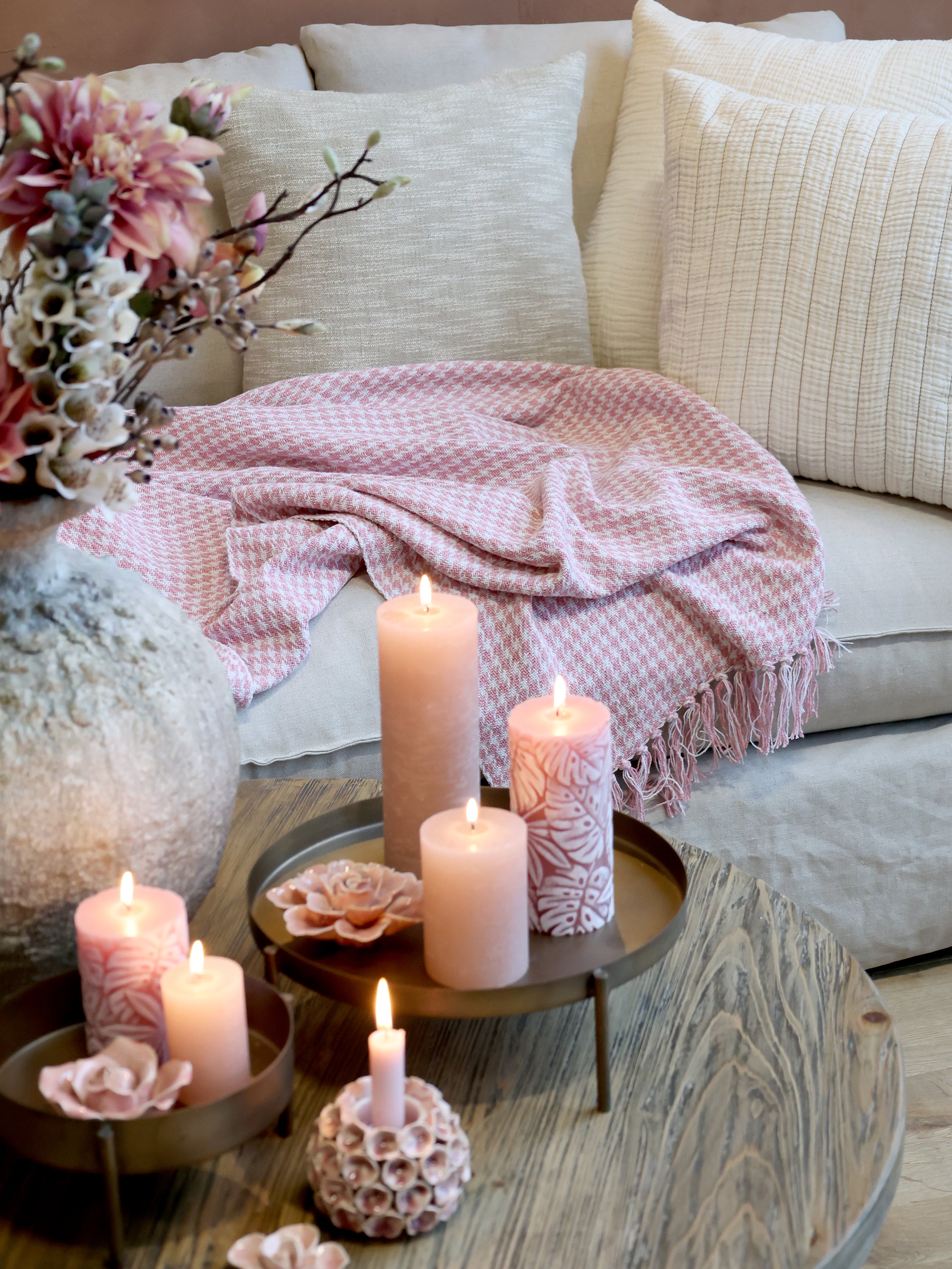 Chic Antique Aix Plaid Himbeere als dekorative Wohndecke im skandinavischen Wohnzimmer