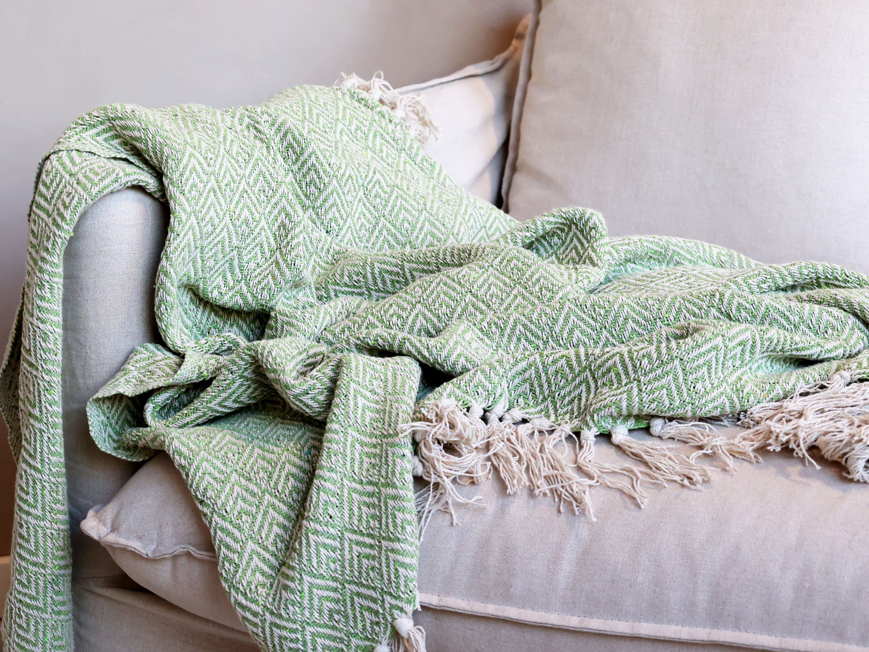 Chic Antique Wohndecke grün dekorativ über Sofa im Hygge Wohnstil