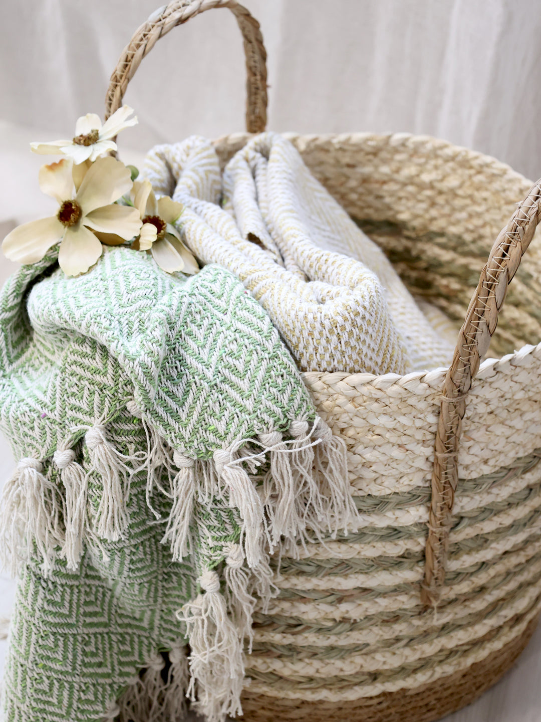 Chic Antique Plaid grün im Flechtkorb mit weiteren Plaids im natürlichen Landhausstil