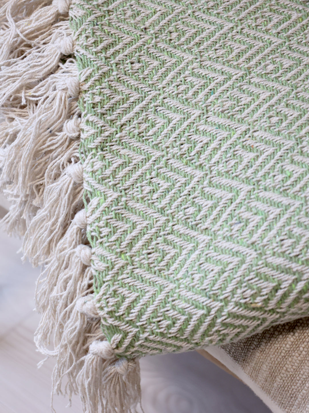 Chic Antique Plaid grün Detailaufnahme mit Fransen und gewebtem Baumwollmuster im skandinavischen Stil