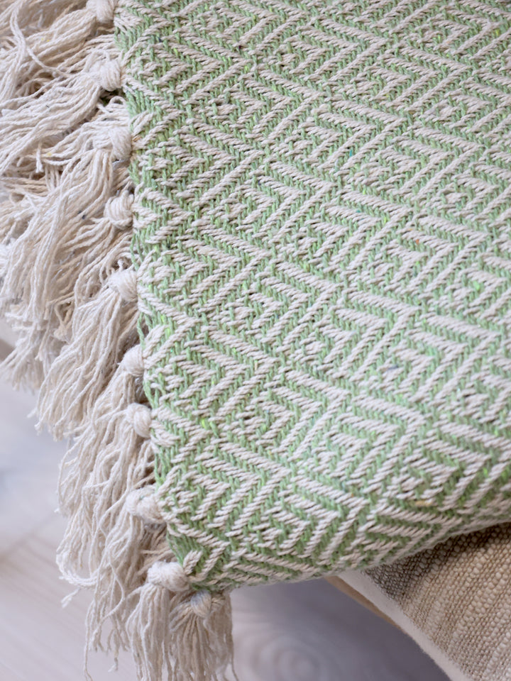 Chic Antique Plaid grün Detailaufnahme mit Fransen und gewebtem Baumwollmuster im skandinavischen Stil