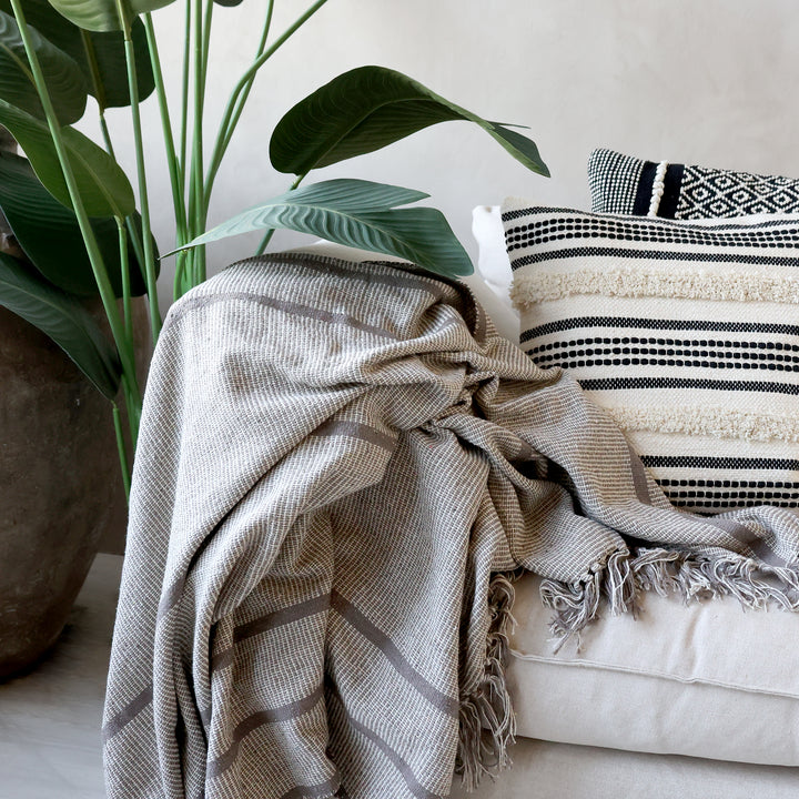 Chic Antique Plaid Französisch Grau als Sofadecke im skandinavischen Wohnzimmer