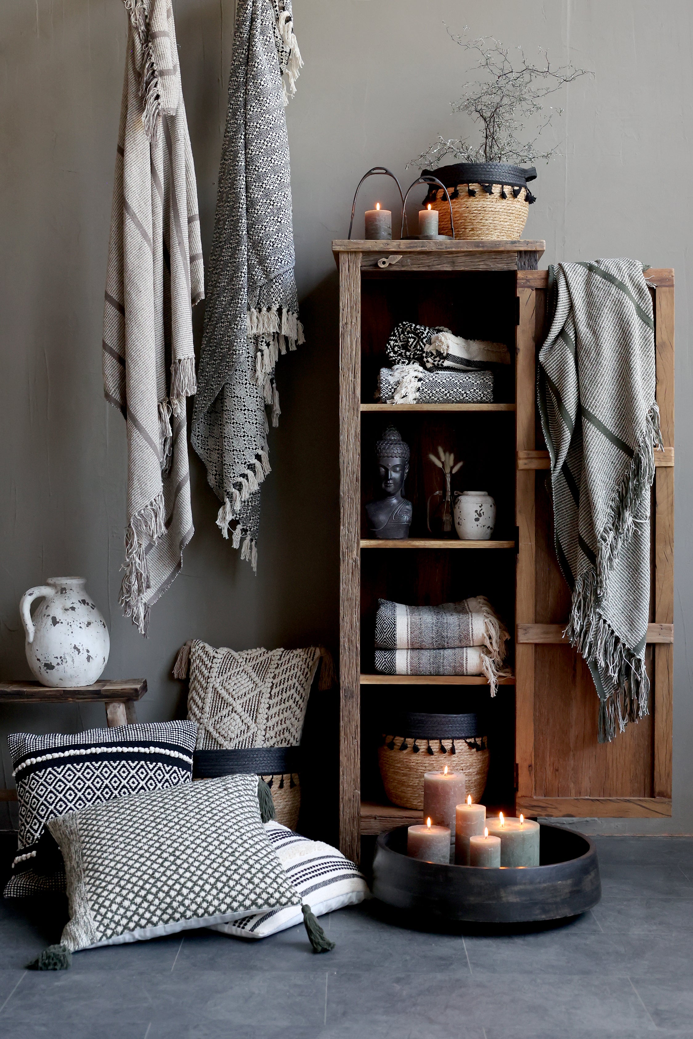 Chic Antique Plaids und Kissen im skandinavischen Wohnstil mit Kerzen dekoriert