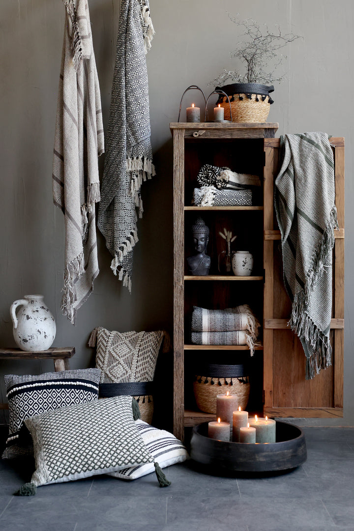 Chic Antique Plaids und Kissen im skandinavischen Wohnstil mit Kerzen dekoriert
