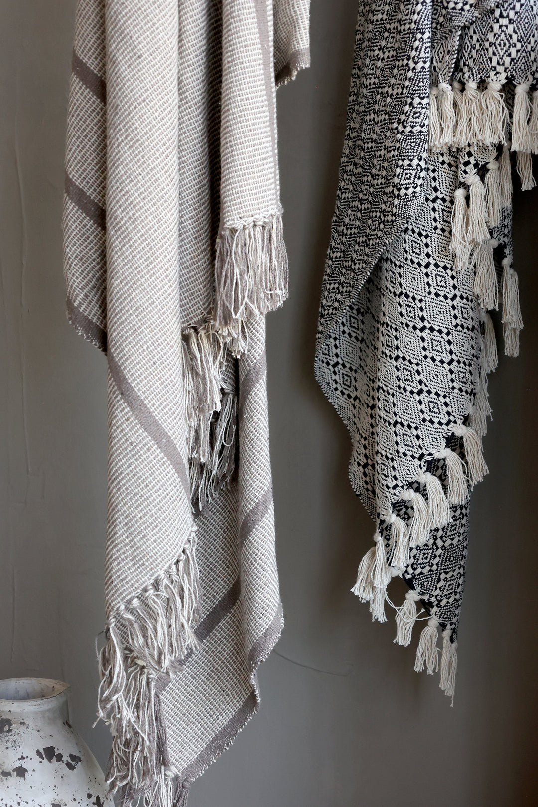 Chic Antique Plaids mit Fransen im skandinavischen Landhausstil dekorativ aufgehängt
