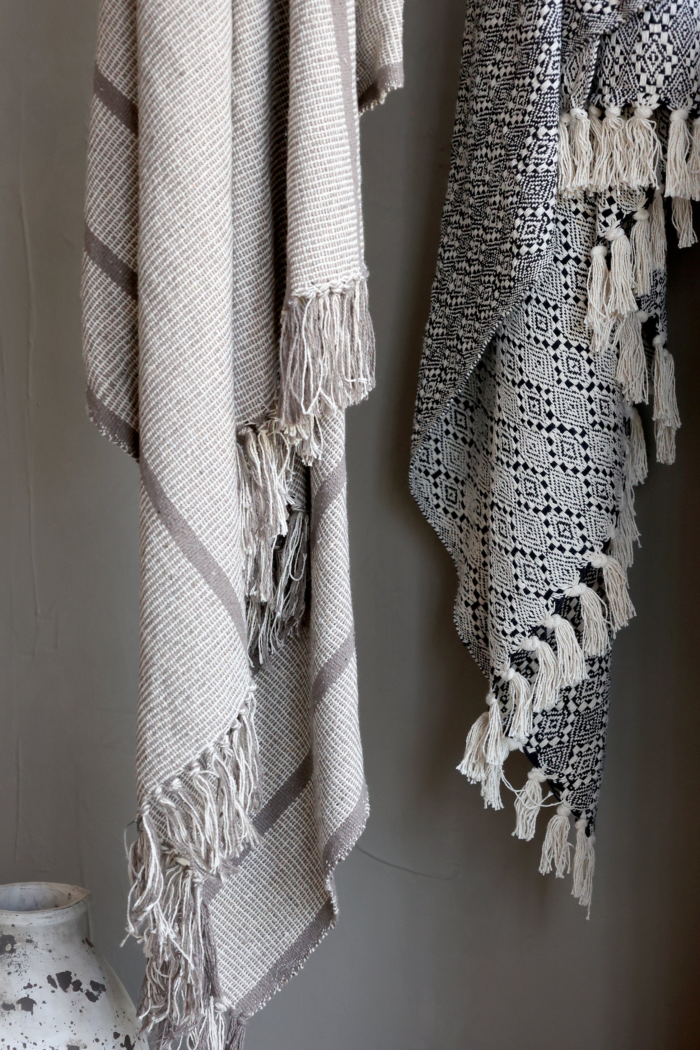 Chic Antique Plaids mit Fransen im skandinavischen Landhausstil dekorativ aufgehängt