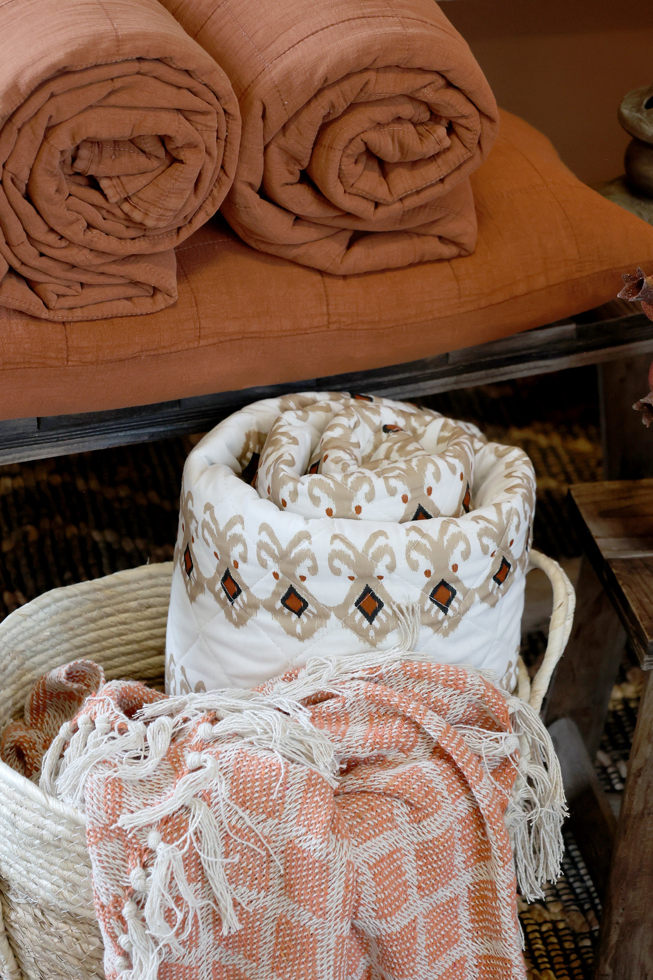 Chic Antique Aix Plaid Terracotta zusammen mit Kissen und Wohntextilien im Hygge Stil