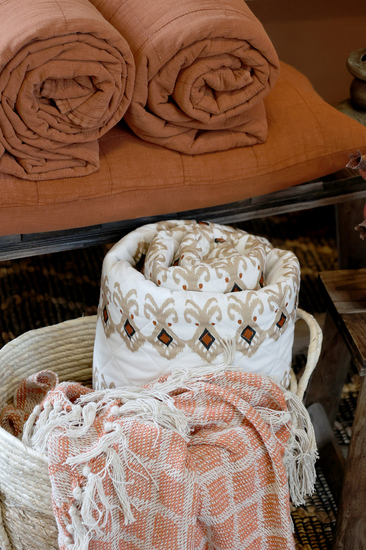 Chic Antique Aix Plaid Terracotta zusammen mit Kissen und Wohntextilien im Hygge Stil