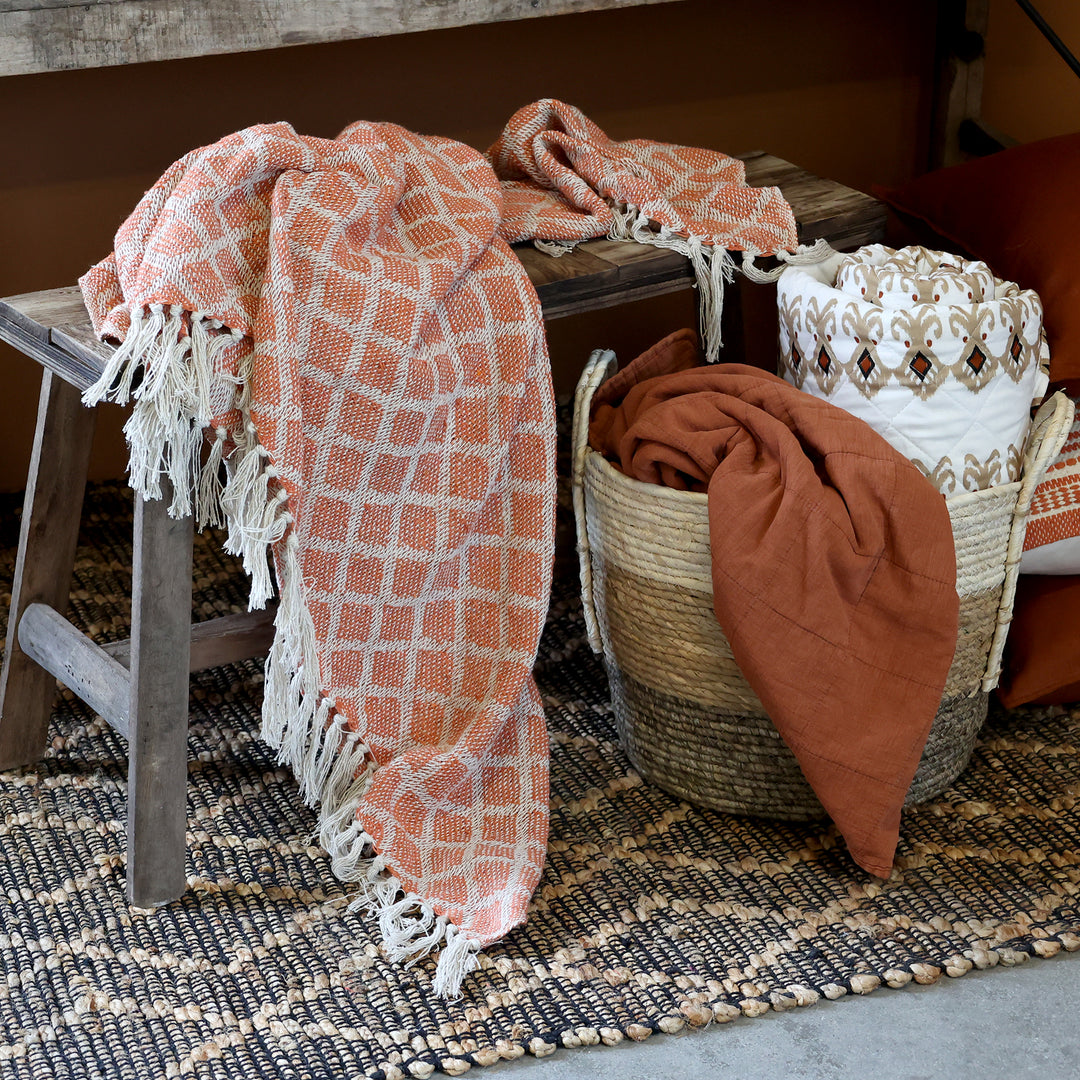 Chic Antique Plaid Terracotta mit Fransen als dekorative Wohndecke auf Holzbank