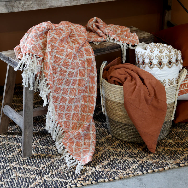 Chic Antique Plaid Terracotta mit Fransen als dekorative Wohndecke auf Holzbank