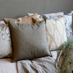 Chic Antique Aix Kissenbezug aus Leinen in Eukalyptus 50x50 im skandinavischen Landhausstil auf Sofa dekoriert
