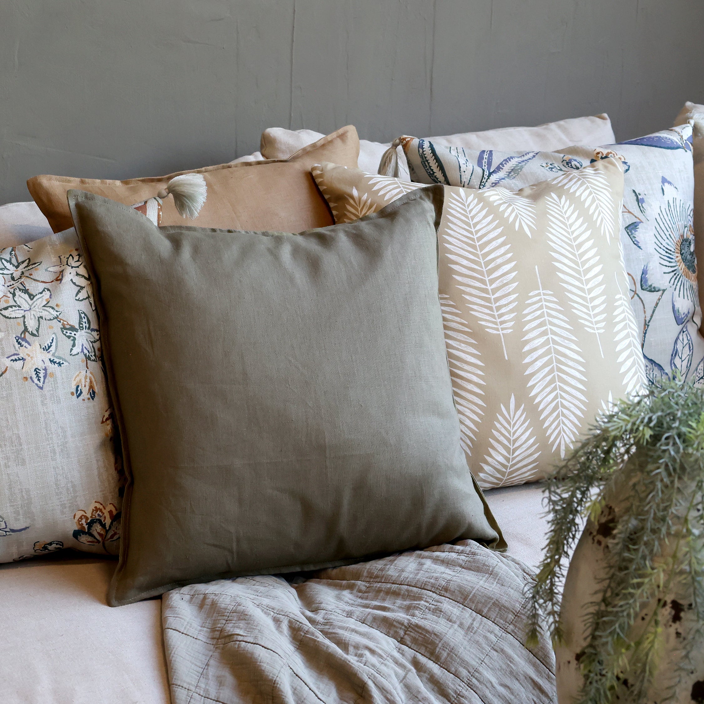 Chic Antique Aix Kissenbezug aus Leinen in Eukalyptus 50x50 im skandinavischen Landhausstil auf Sofa dekoriert