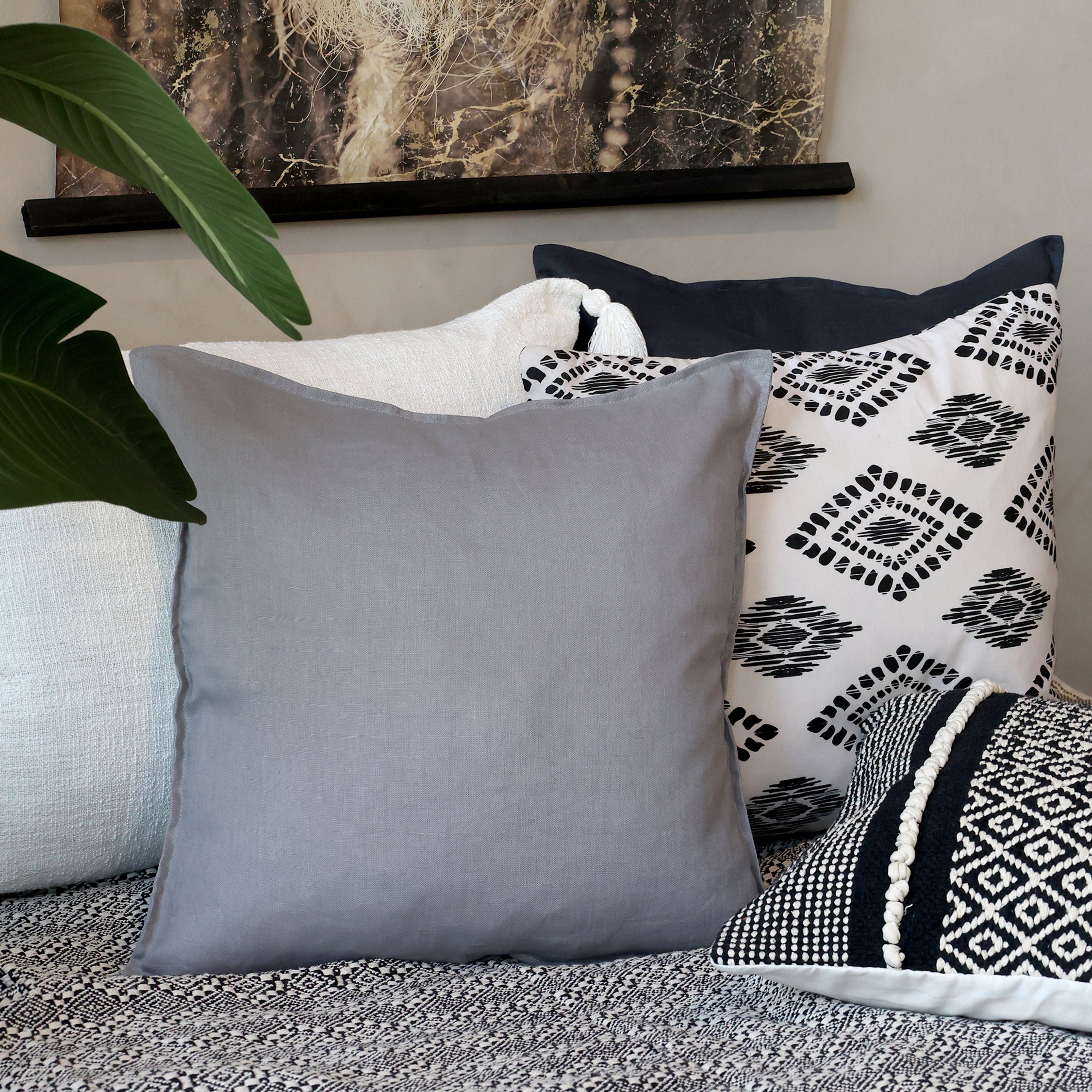 Chic Antique Aix Leinen Kissenbezug in Französisch Grau auf Sofa im skandinavischen Wohnstil