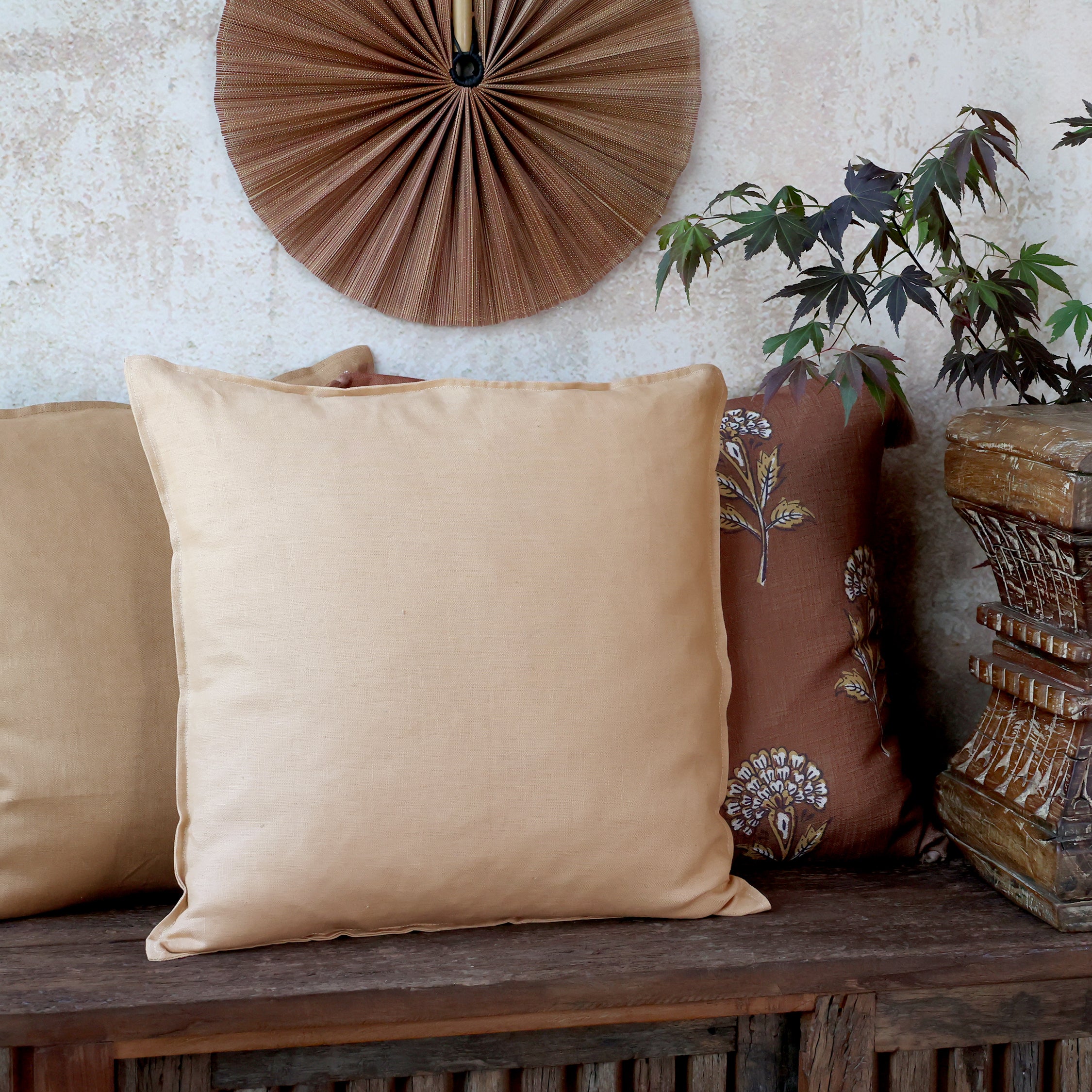 Chic Antique Aix Kissenbezug Leinen Natur 50x50 auf Holzbank dekoriert im Vintage Landhausstil