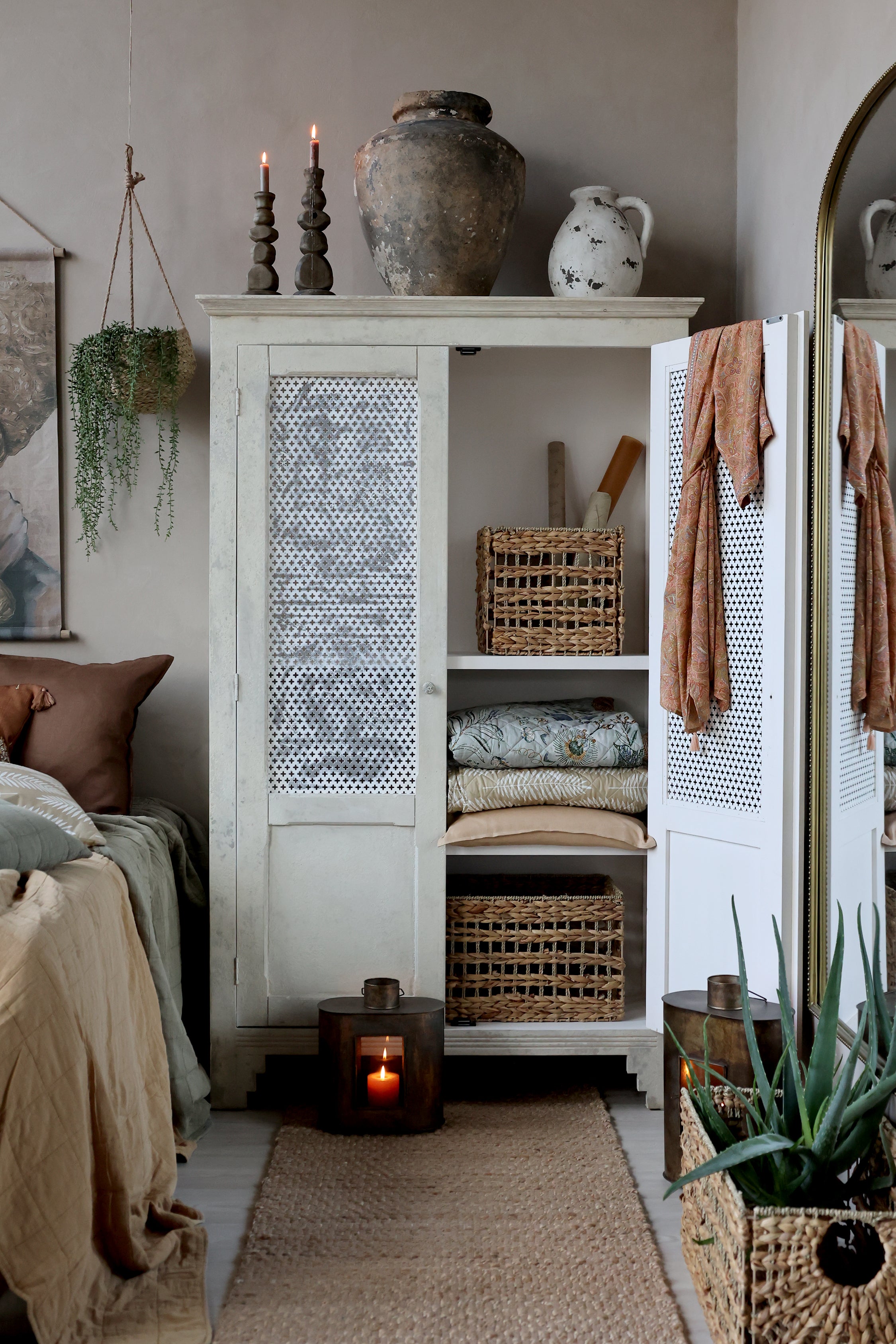 Chic Antique Aix Kissenbezug aus Leinen Natur 50x50 im skandinavischen Landhausstil auf Bett mit dekorativen Kissen