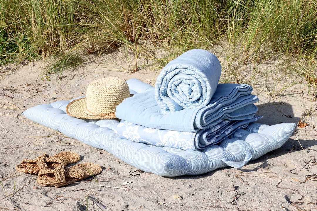 Chic Antique Aix Vintage Quilt Sky Blue als leichte Tagesdecke mit Strohhut dekoriert
