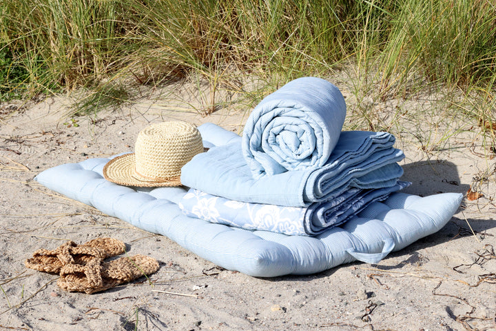 Chic Antique Aix Vintage Quilt Sky Blue als leichte Tagesdecke mit Strohhut dekoriert