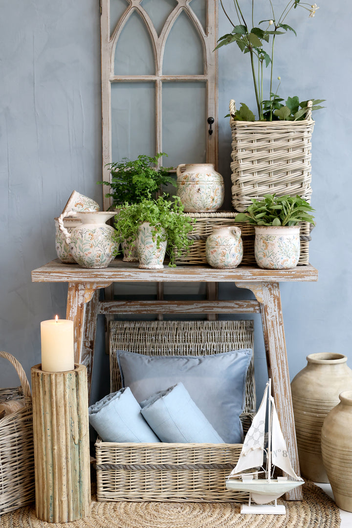 Chic Antique Aix Vintage Quilt Sky Blue dekorativ im skandinavischen Landhausstil mit Pflanzen und Keramik
