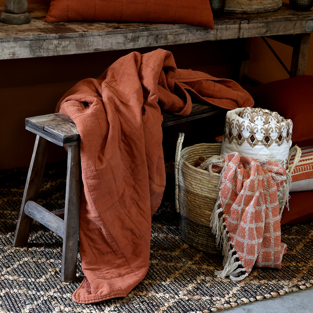 Chic Antique Vintage Quilt Terracotta aus Baumwolle als Tagesdecke im Landhausstil