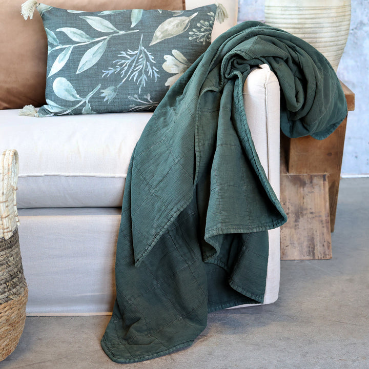 Chic Antique Aix Vintage Quilt Kiefergrün als Tagesdecke auf Sofa im skandinavischen Wohnstil