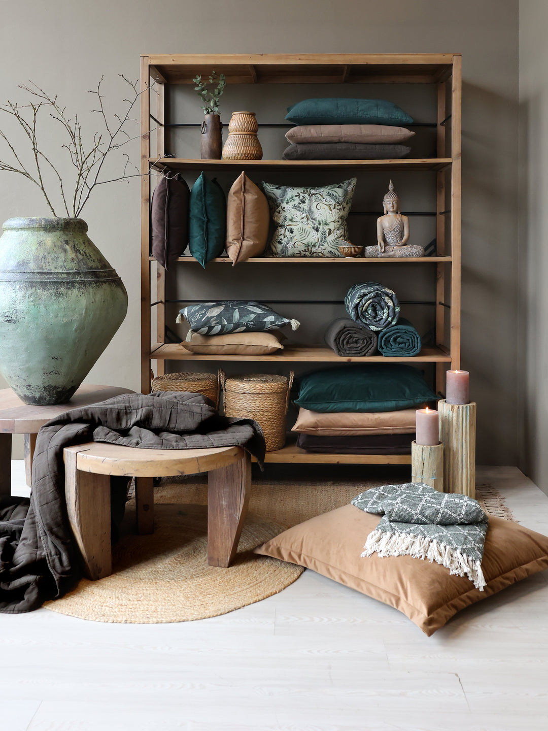 Skandinavisches Wohnambiente mit Chic Antique Aix Vintage Quilt Kiefergrün und dekorativem Holzregal
