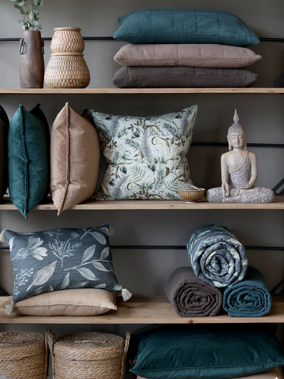 Chic Antique Aix Vintage Quilt Kiefergrün gerollt im Regal mit Kissen im skandinavischen Landhausstil