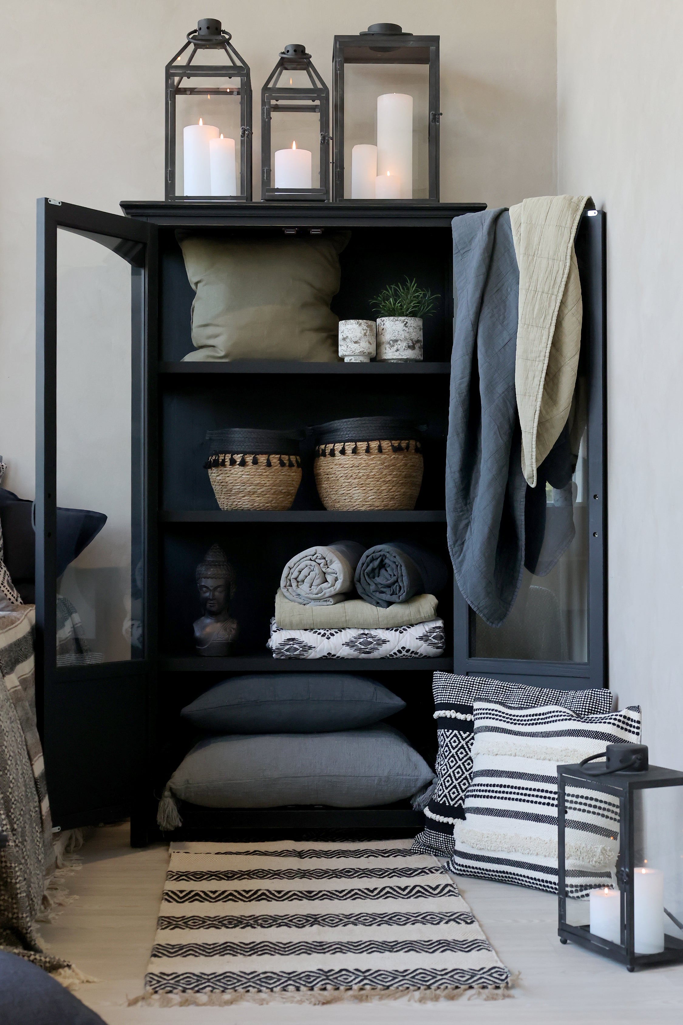 Chic Antique Vintage Quilt Französisch Grau dekorativ im Regal mit Wohntextilien im Hygge Wohnstil