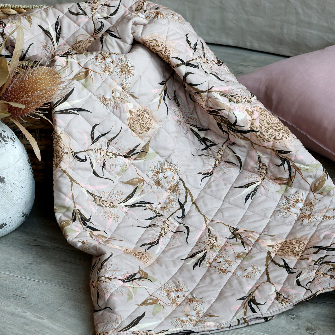 Chic Antique Aix Tagesdecke mit Blumenmuster in der Farbe Taube im Landhausstil