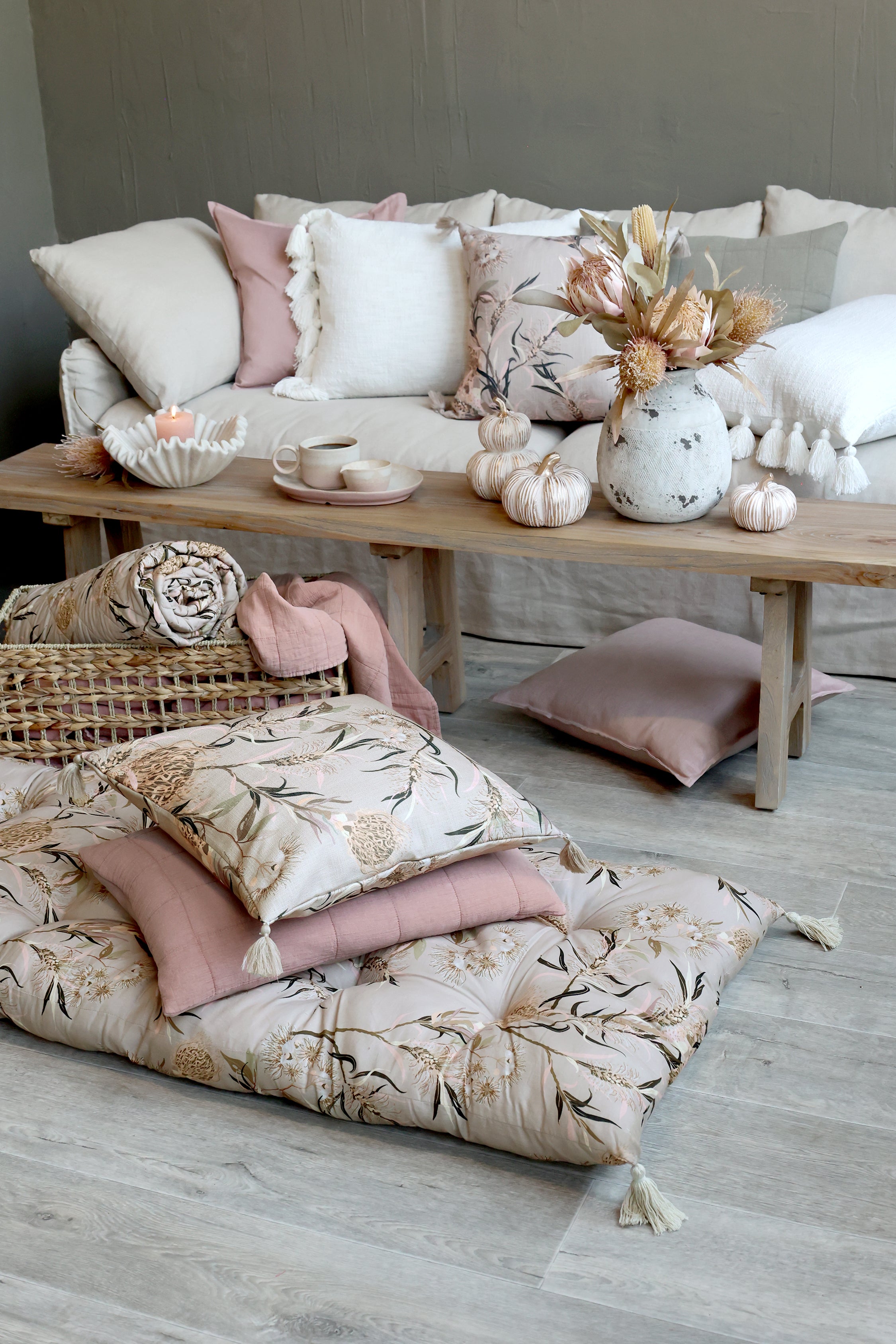 Chic Antique Aix Quilt Taube mit floralem Blumenmuster dekorativ zusammengelegt