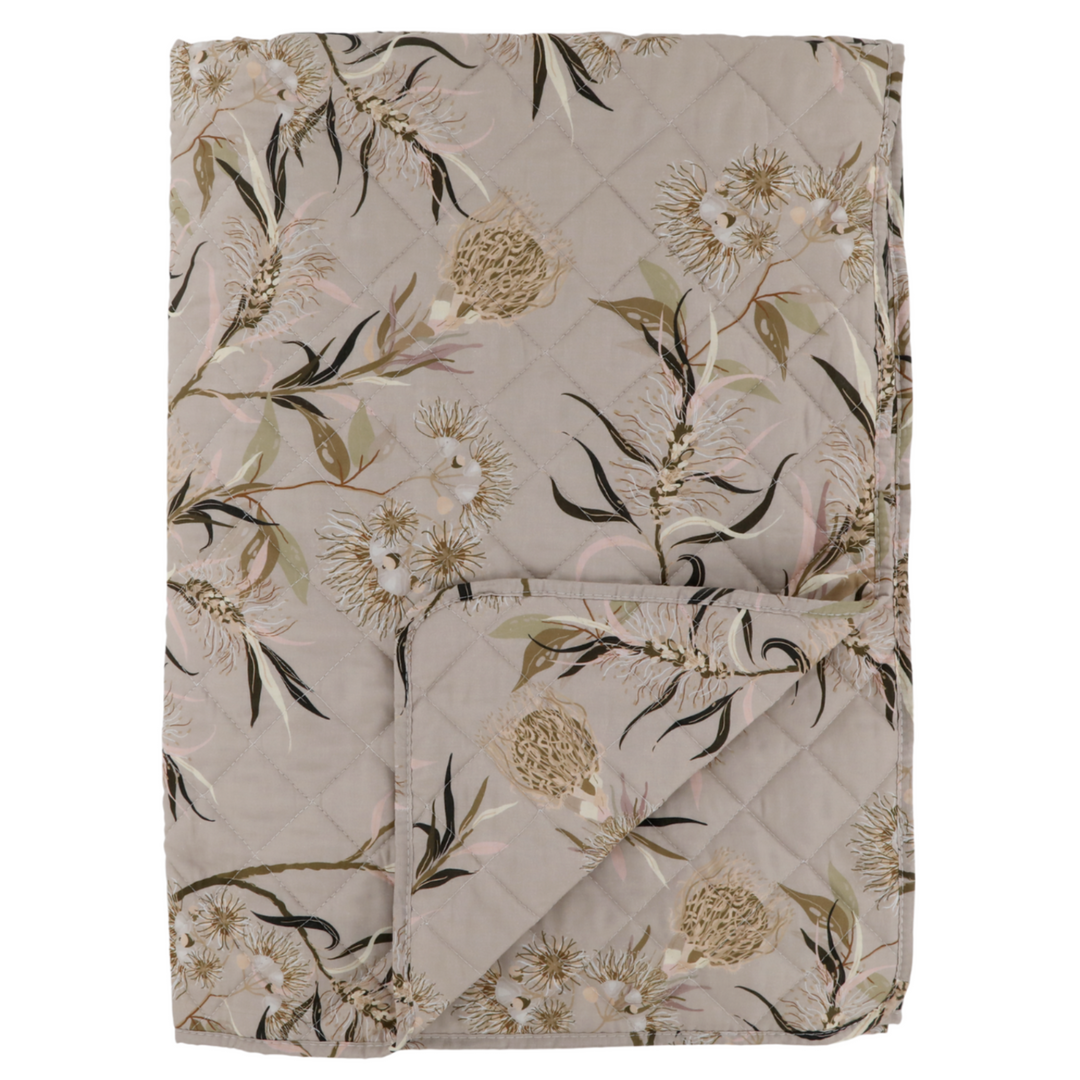Detailaufnahme Chic Antique Aix Quilt Taube mit floralem Muster und Steppstruktur