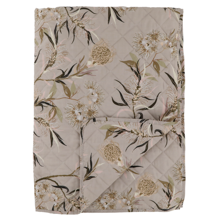 Detailaufnahme Chic Antique Aix Quilt Taube mit floralem Muster und Steppstruktur