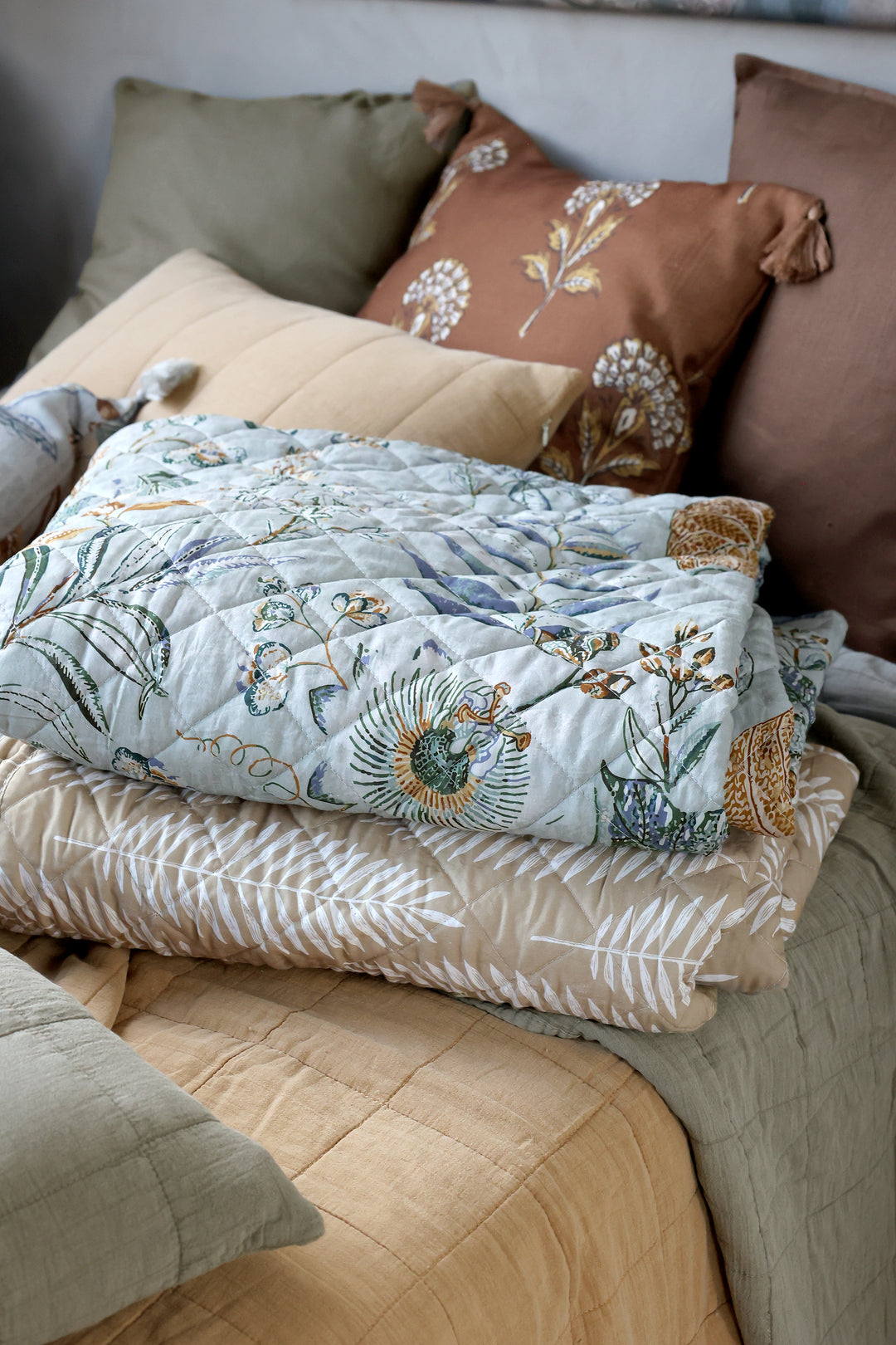 Detailansicht Chic Antique Aix Tagesdecke Opal mit floralem Muster auf Bett dekoriert