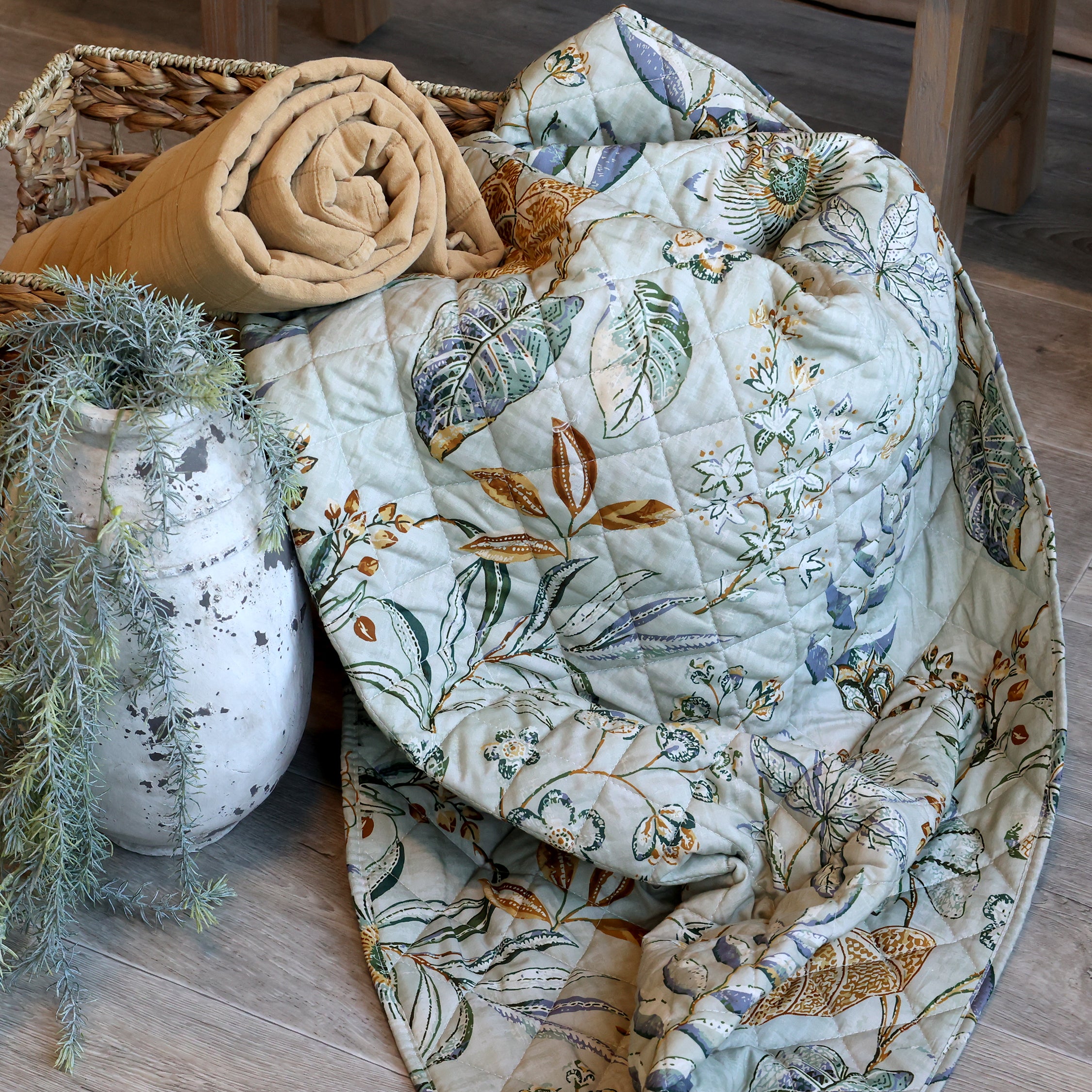 Chic Antique Aix Quilt Opal mit floralem Blumenmuster dekorativ in Korb gelegt