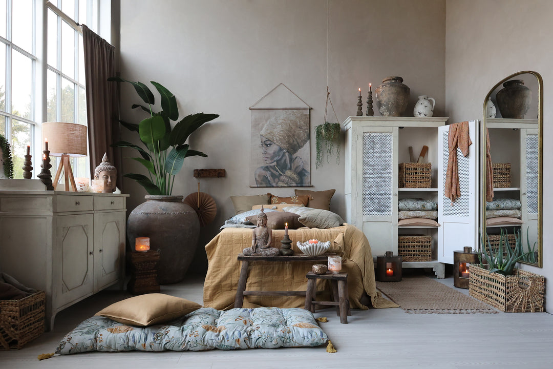 Chic Antique Aix Quilt mit Blumenmuster im skandinavischen Schlafzimmer im Landhausstil