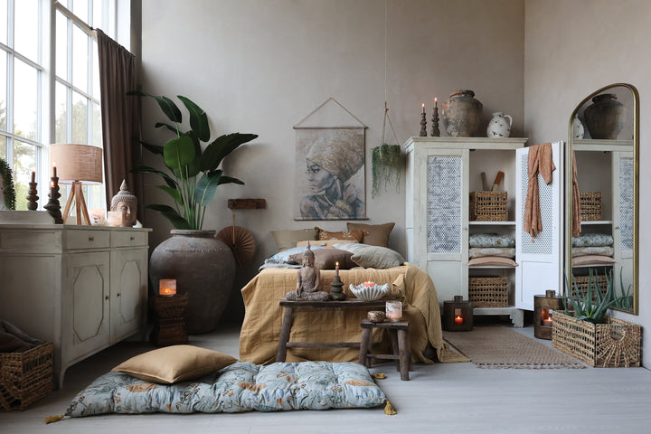 Chic Antique Aix Quilt mit Blumenmuster im skandinavischen Schlafzimmer im Landhausstil