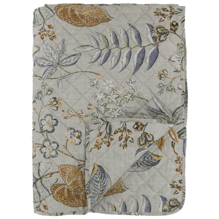 Chic Antique Aix Quilt Opal mit floralem Blumenmuster im skandinavischen Landhausstil