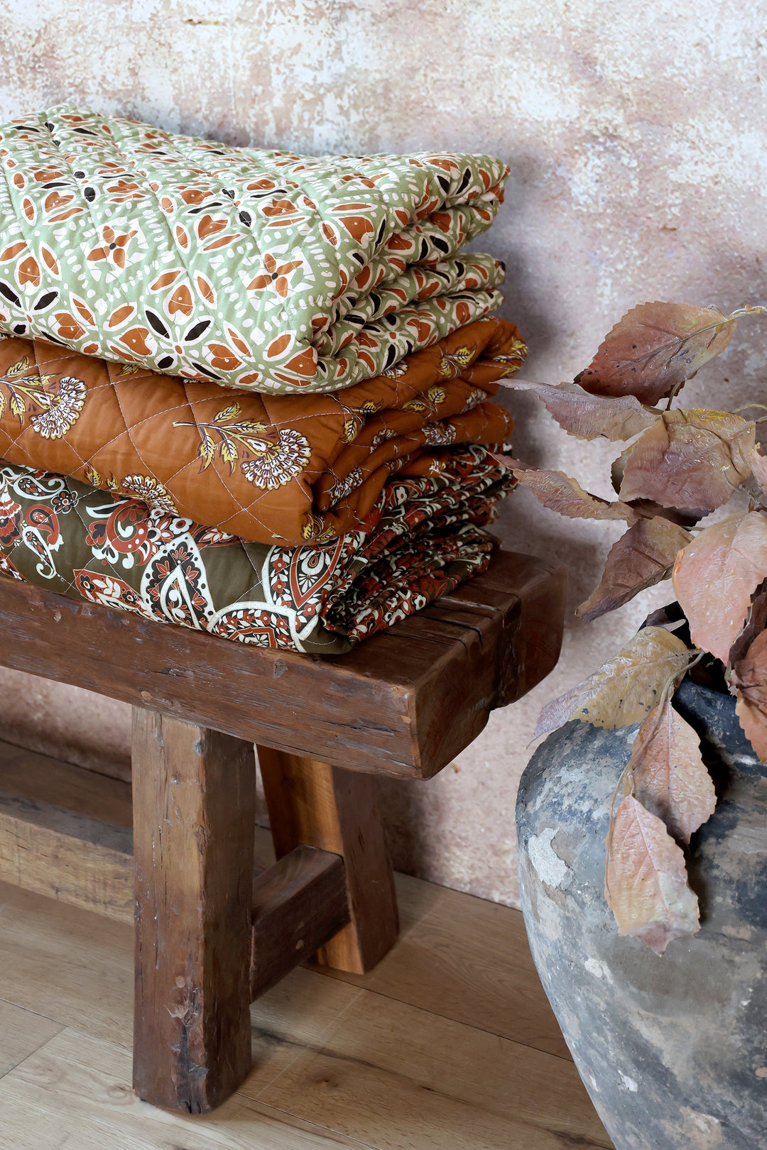 Chic Antique Quilts mit Paisley und Ornamentmuster dekorativ gestapelt im skandinavischen Wohnstil