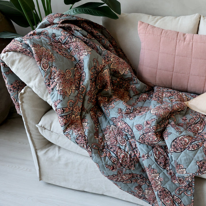 Chic Antique Aix Tagesdecke mit Paisley Motiv in Opal und Taube auf Sofa im Vintage Landhausstil