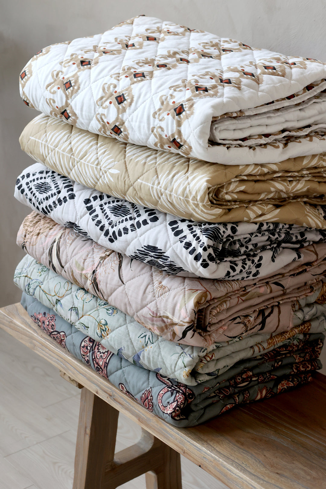 Chic Antique Aix Quilt mit Paisley Muster in Opal und Taube dekorativ gefaltet im skandinavischen Landhausstil