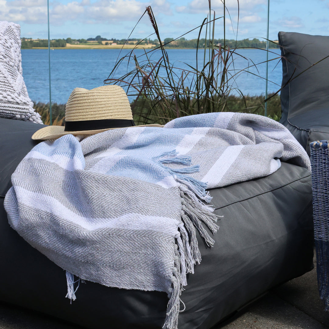 Chic Antique Aix Plaid grau sky blue dekorativ auf Outdoor Sitzmöbel am Wasser