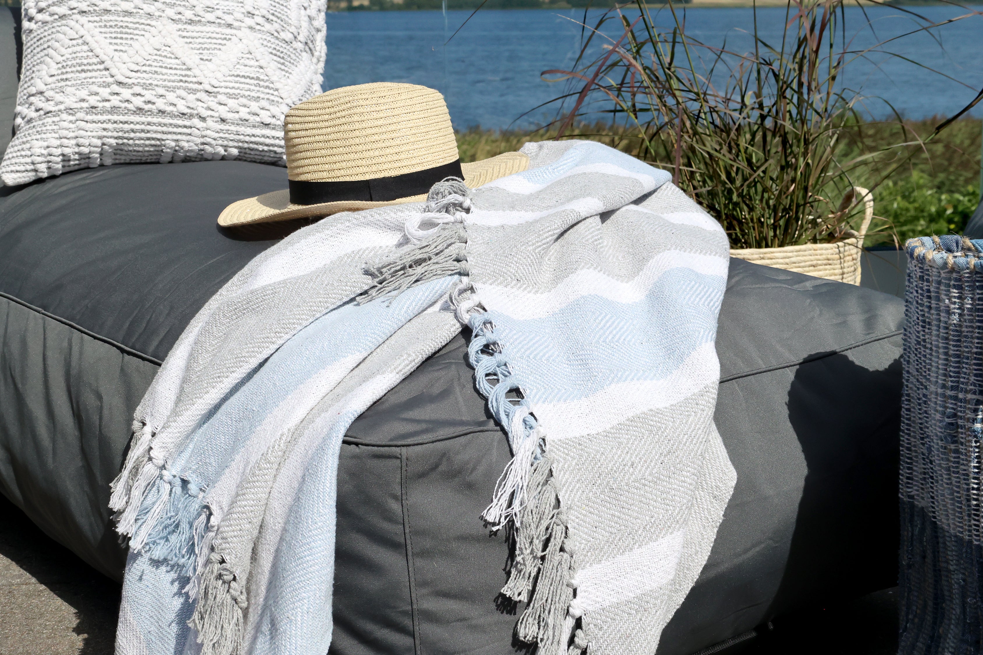 Chic Antique Plaid grau blau als leichte Sofadecke im maritimen Wohnstil