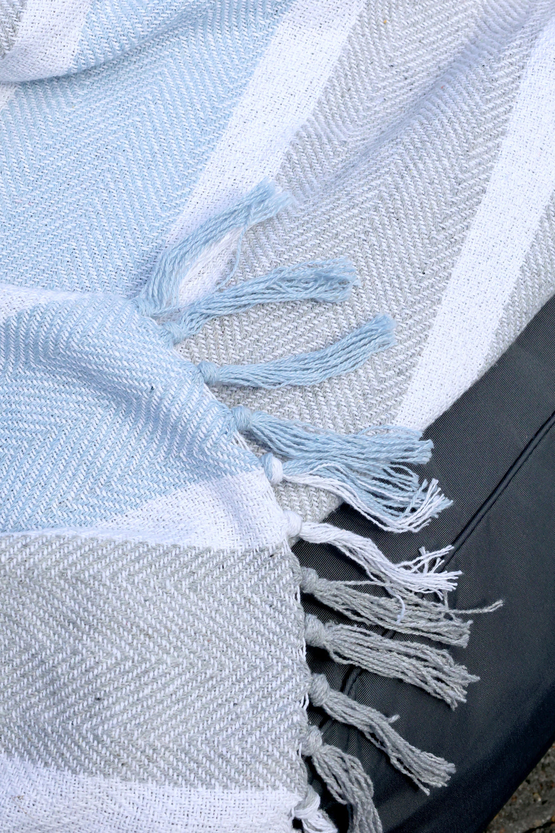 Detailaufnahme Chic Antique Aix Plaid grau sky blue mit Fransen und gewebtem Fischgrätmuster