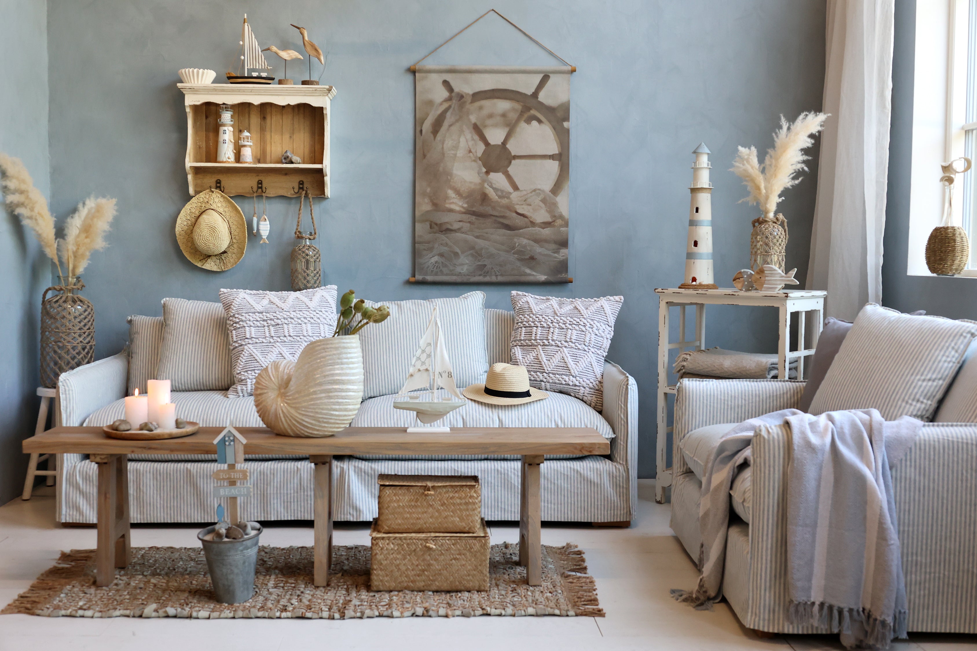 Skandinavisches Wohnzimmer im Landhausstil mit Chic Antique Plaid grau sky blue auf Sofa drapiert