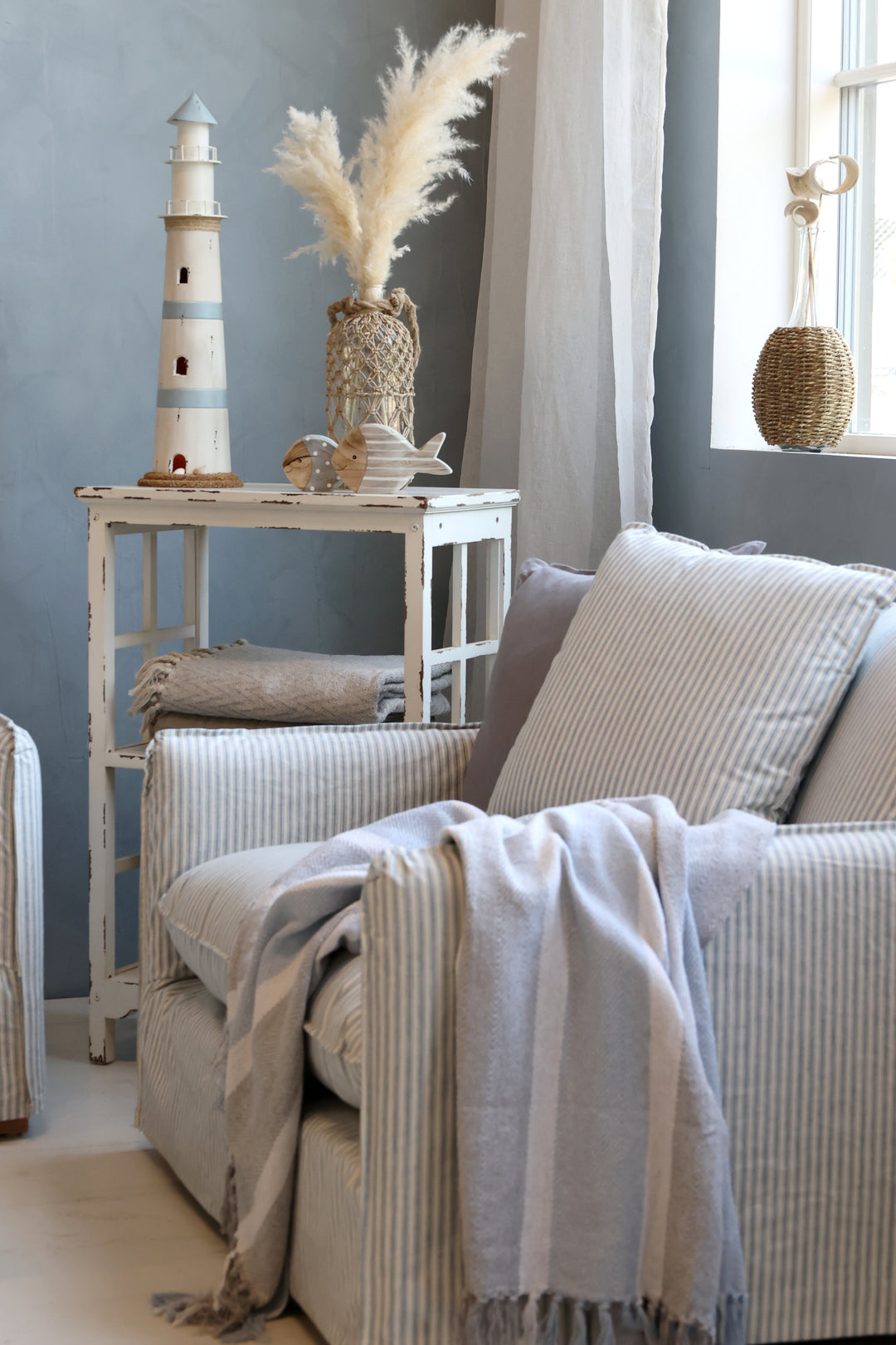 Chic Antique Aix Plaid grau blau dekorativ im skandinavischen Wohnzimmer mit maritimer Dekoration