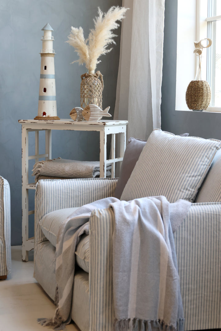 Chic Antique Aix Plaid grau blau dekorativ im skandinavischen Wohnzimmer mit maritimer Dekoration