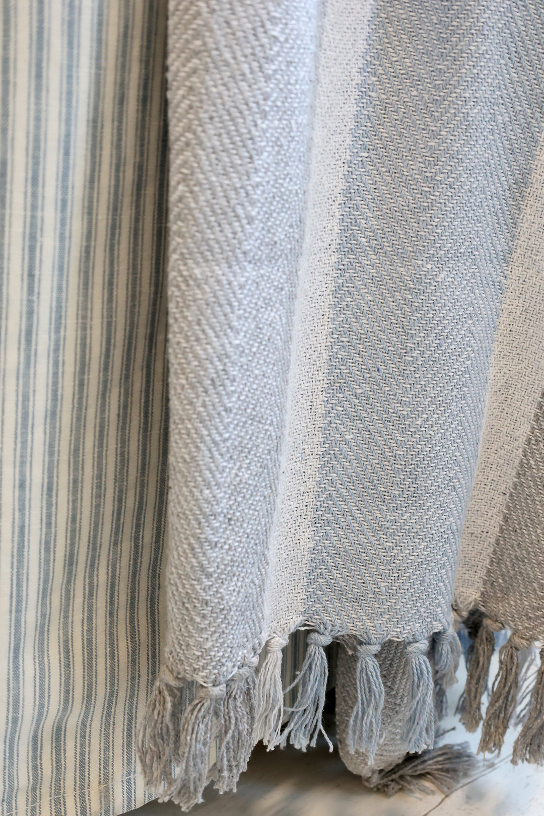 Chic Antique Aix Plaid französisch grau sky blue mit Fransen und feiner Webstruktur im skandinavischen Landhausstil