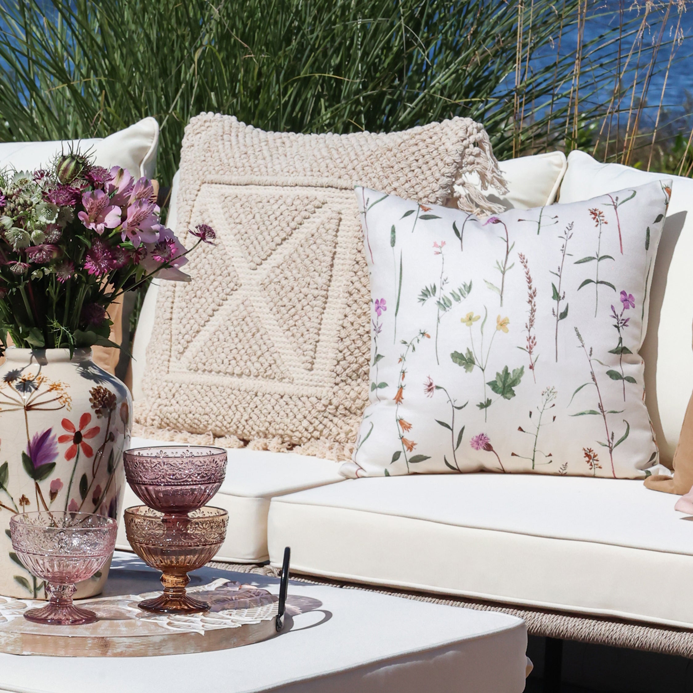 Chic Antique Aix Kissen mit Blumendruck dekorativ auf Outdoor Sofa im skandinavischen Gartenstil
