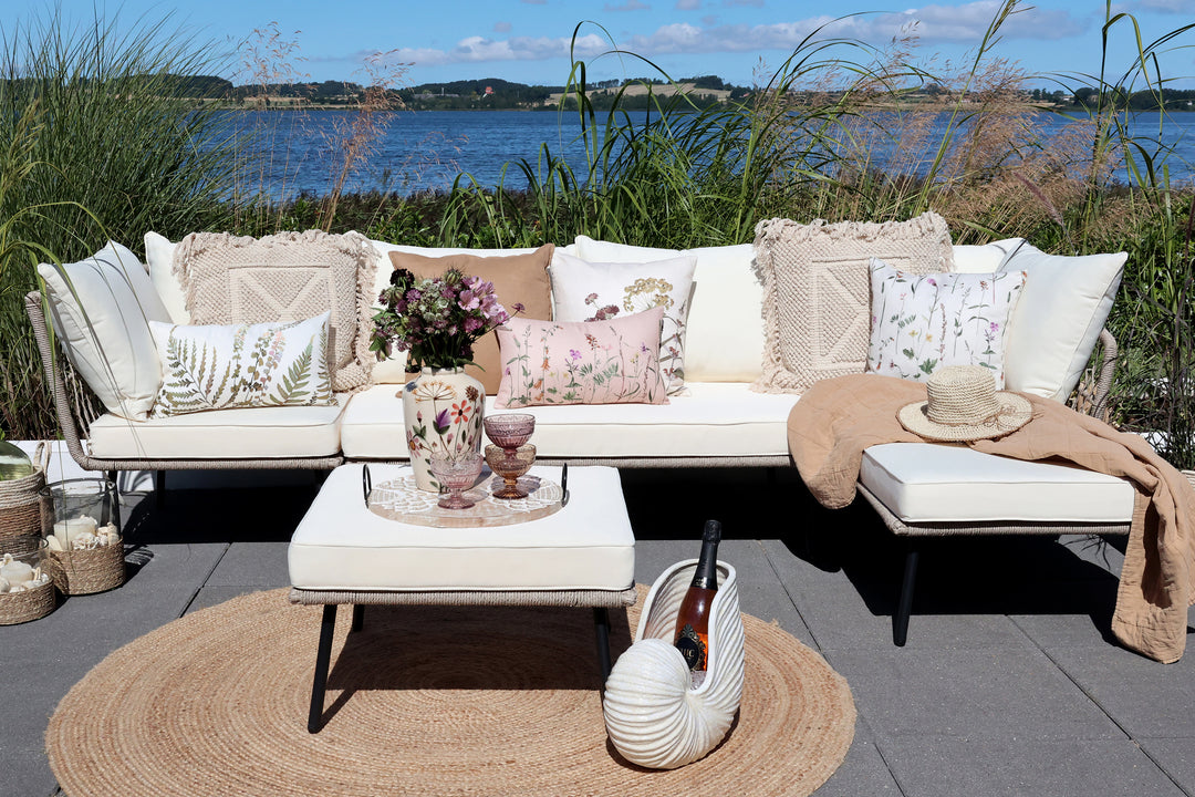 Sommerliche Gartenlounge mit Chic Antique Aix Blumenkissen im skandinavischen Hygge und Landhausstil