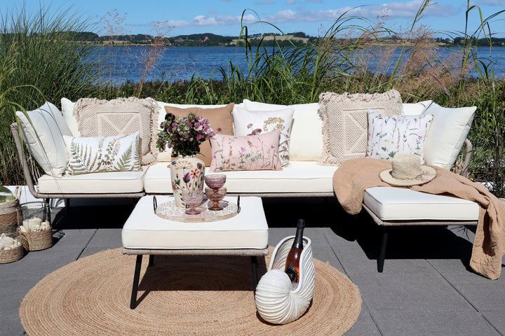 Sommerliche Gartenlounge mit Chic Antique Aix Blumenkissen im skandinavischen Hygge und Landhausstil