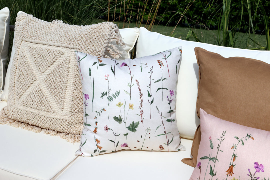 Chic Antique Aix Kissen mit floralen Wiesenblumen auf weißem Stoff auf Gartenlounge im skandinavischen Landhausstil
